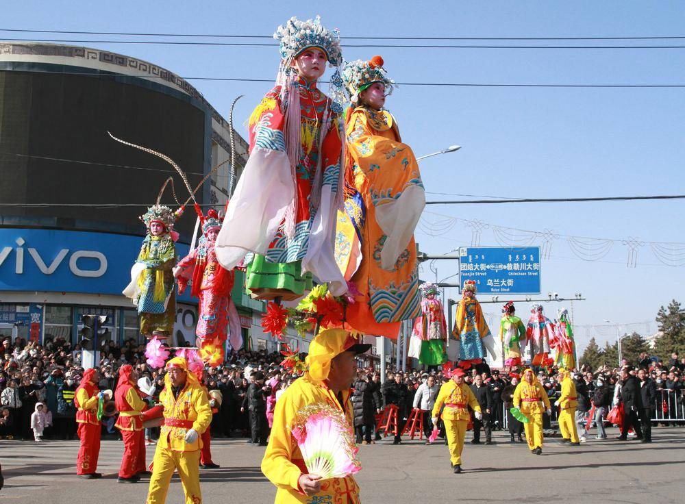 呼和浩特土左旗：元宵社火巡游启幕 23支队伍盛装亮相气势如虹