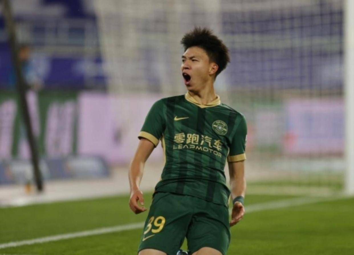 米特里策神操作撞墙配合送乌龙助攻，王钰栋破门引热议