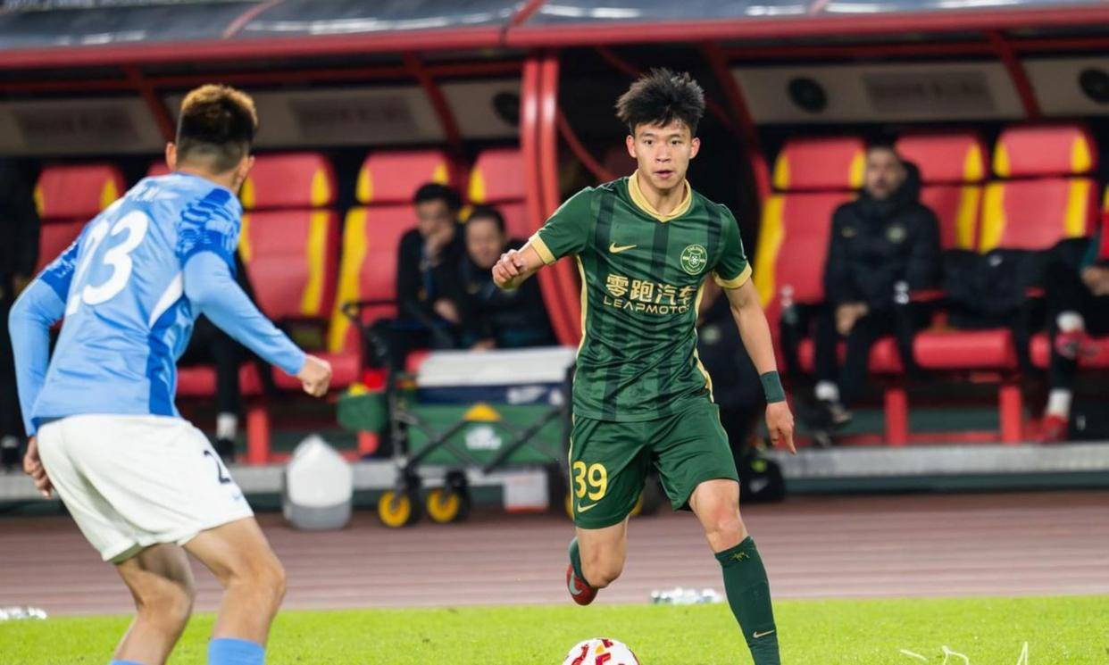 米特里策神操作撞墙配合送乌龙助攻，王钰栋破门引热议