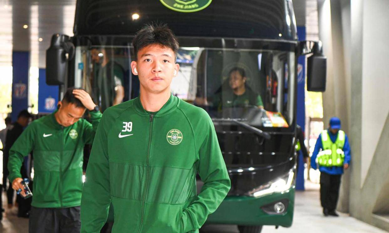 米特里策神操作撞墙配合送乌龙助攻，王钰栋破门引热议