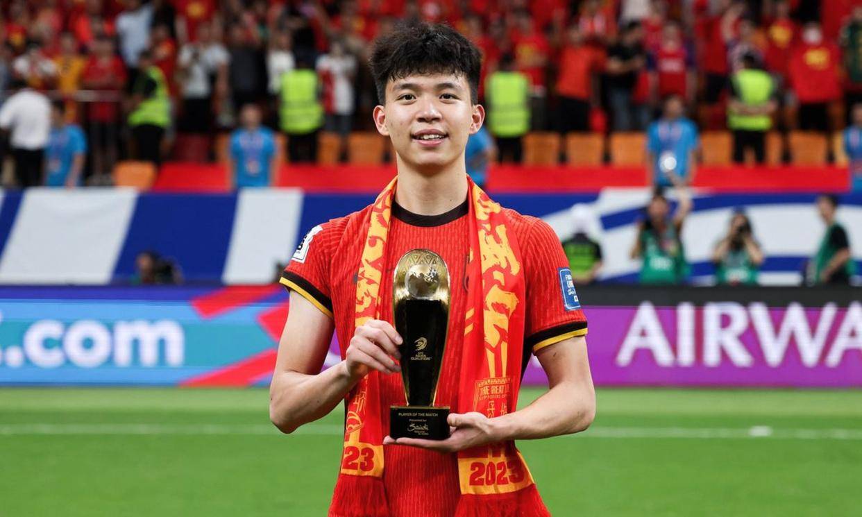 米特里策神操作撞墙配合送乌龙助攻，王钰栋破门引热议