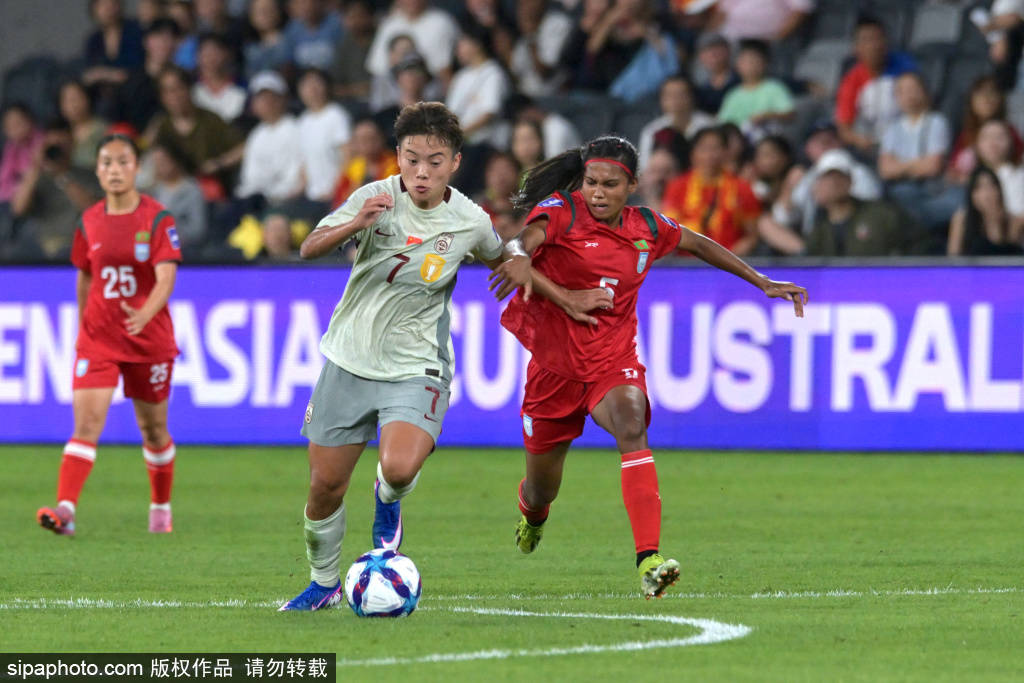 战术犯规没黄牌！茹萨拉拽韦斯利，主裁判王迪口头警告引发热议