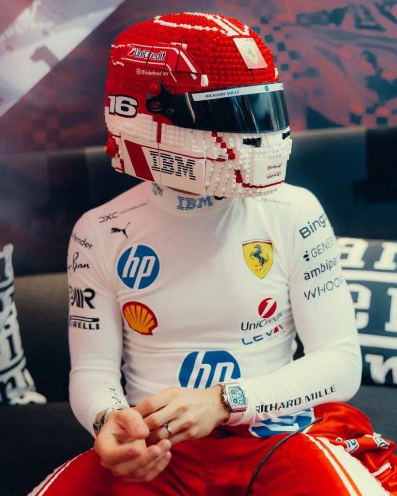 为了拍张照，勒克莱尔戴上了3公斤的乐高头盔！