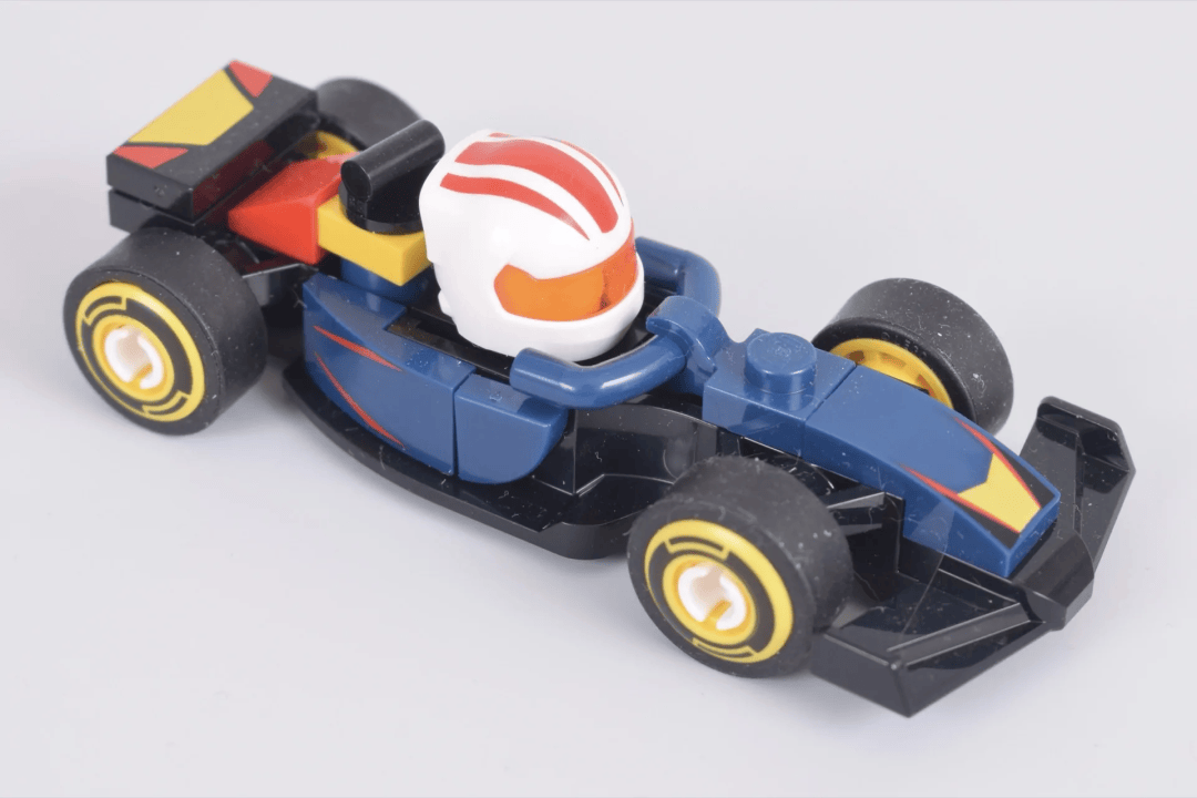 为了拍张照，勒克莱尔戴上了3公斤的乐高头盔！