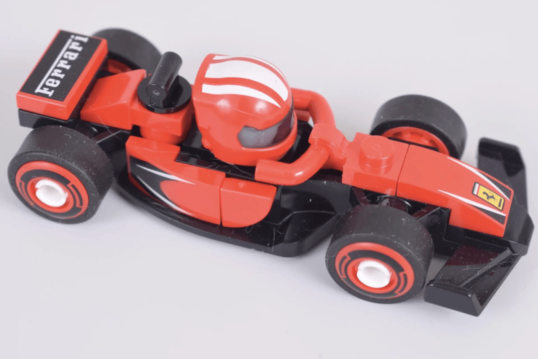 为了拍张照，勒克莱尔戴上了3公斤的乐高头盔！