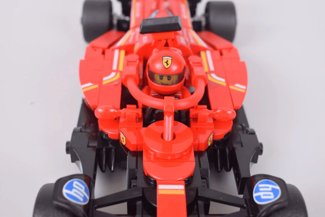 为了拍张照，勒克莱尔戴上了3公斤的乐高头盔！