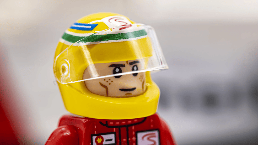 为了拍张照，勒克莱尔戴上了3公斤的乐高头盔！