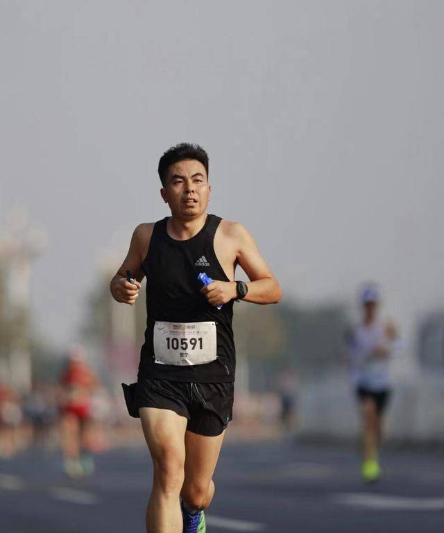 男子从北京跑步37天去武汉已到终点，当事人：曾被质疑假跑